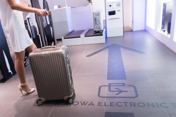 Rimowa行李箱嚴重撞凹變形 廉航地勤拒賠:難免的狀況,不會賠償!