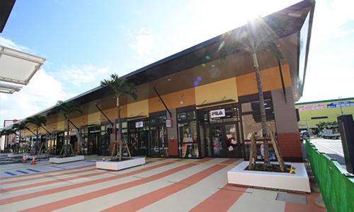 前往ASHIBINAA OUTLET的交通非常方便，距離那霸機場車程只需15分鐘！