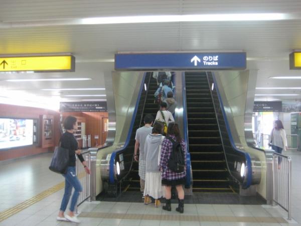 在日本乘扶手電梯也有學問，在東京屬「左站右行」；在大阪卻與香港一樣是「左行右站」，而其他地區大多都屬「左站右行」。