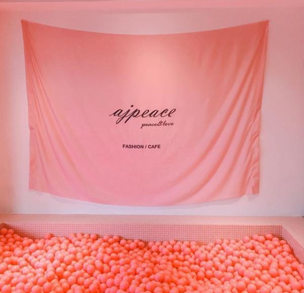 AJPEACE是一家結合自家服裝品牌的咖啡店。一進店就有個非常吸睛的巨型粉紅波波池，光是看見已經少女心爆發，又怎麼可以不進去拍照呢！