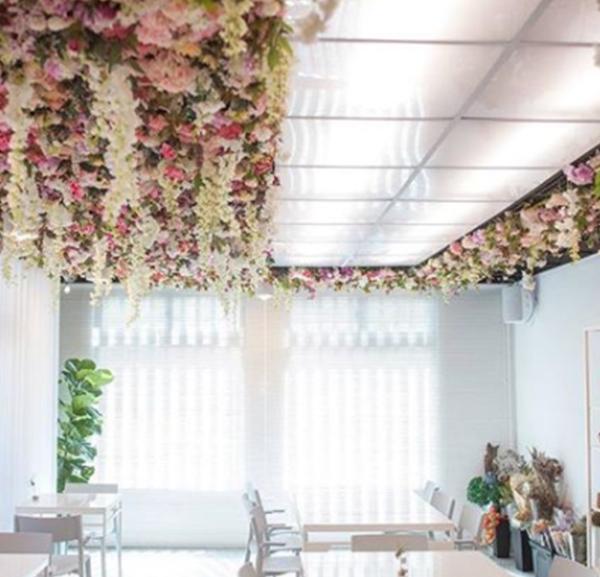日青方好GOODAFTER是一家與花藝結合的咖啡店，因此店內隨處可見浪漫的花牆和花藝品擺設。