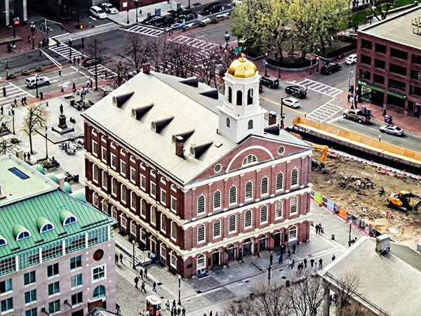 來到美國想認識美國歷史，波士頓的Faneuil Hall是必遊點，你可跟著任何一個穿著古裝的導覽員，聽聽當地人如何詮釋美國獨立歷史。