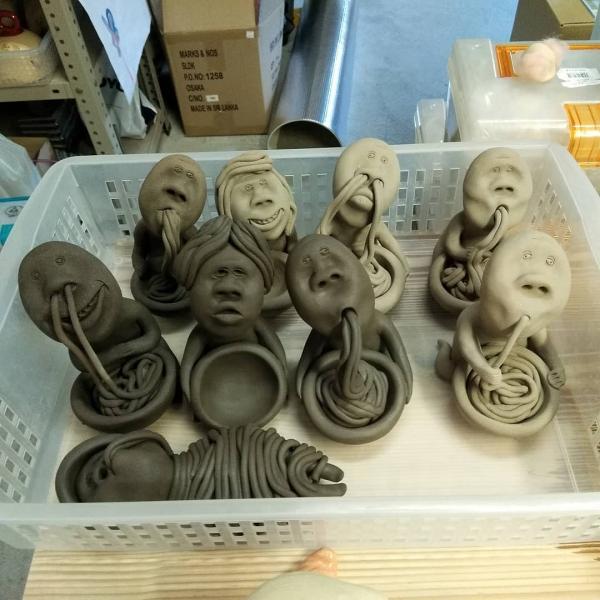 用鼻孔吸麵醜到爆！ 日本古怪造型陶器公仔惹笑網民