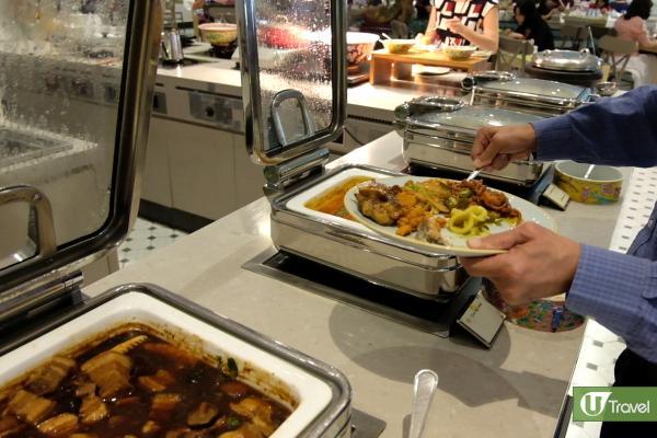 自助餐有不同娘惹及中式主菜，更有其他小食，包括壽司、沙律、炸物等。