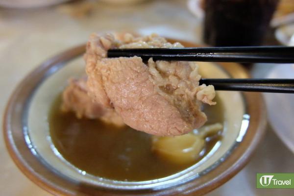 新加坡的肉骨茶與馬來西亞的不同，比較重胡椒味。