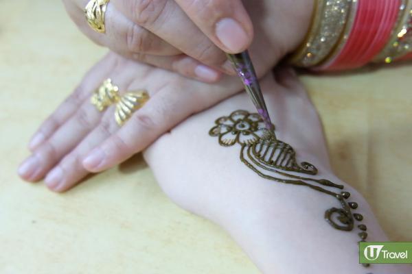 來到小印度當然要順道畫個印度彩繪(Henna)，根據大小而定價。
