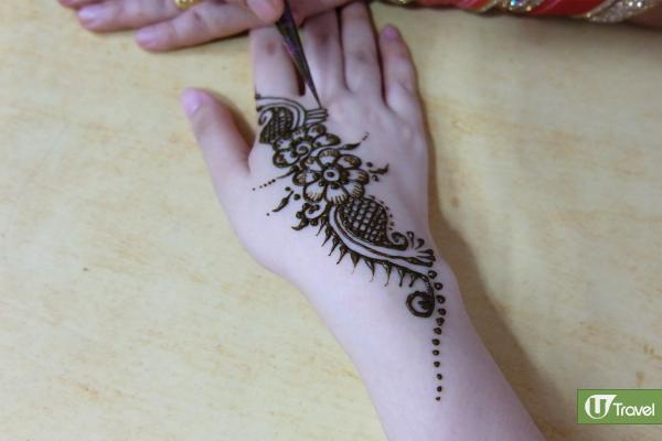 來到小印度當然要順道畫個印度彩繪(Henna)，根據大小而定價。