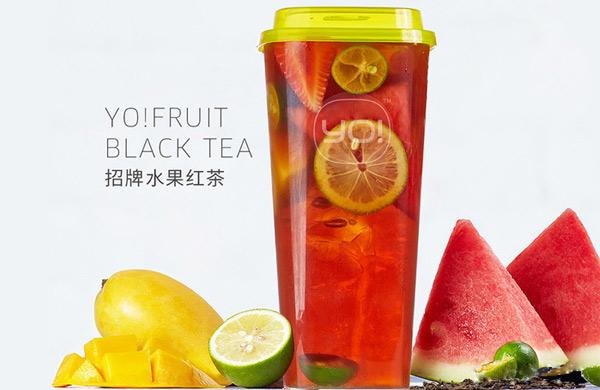  水果茶將水果與茶完美結合在一起，更可以用叉子食飲品中的水果，清爽解膩又健康。