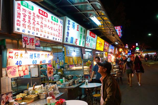 遼寧街夜市是公認台北最小型但最厲害的夜市，其厲害之處就是它麻雀雖小但五臟俱全！街頭至街尾匯集了各式各樣的人氣小吃，而小吃的種類既多又甚少有重覆，食客在這裡可以在如此短短的一條街內品嚐到超多種類的美食，