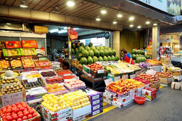 平價地道傳統市場！首爾望遠市場　水果蔬菜
