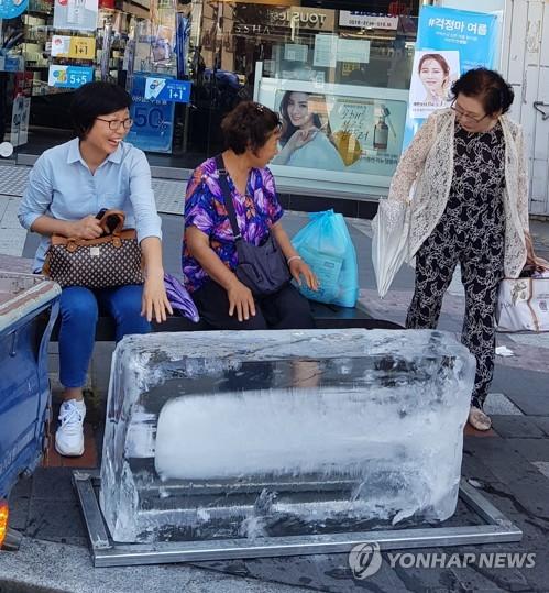 韓國政府出奇招對抗熱浪 巴士站出現巨型冰塊！