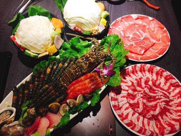 有多款湯底可供選擇，不論你是嗜辣者或健康主義者都總有一款湯底符合你口味！而當中的胡椒豬肚雞鍋最為人氣，湯頭濃郁味道亦豐富！而每個鍋的單價都已包含菜盤、附餐如烏冬、白飯、王子麵、冬粉等、自助任飲飲料和雪