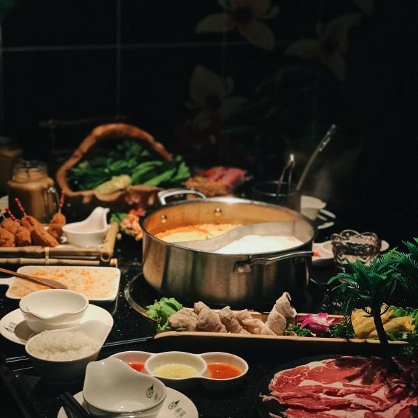 火鍋店於2018才剛剛開幕，主打泰式風味火鍋，風格特別，因此吸引了不少喜歡食泰國菜的當地人前往光顧。