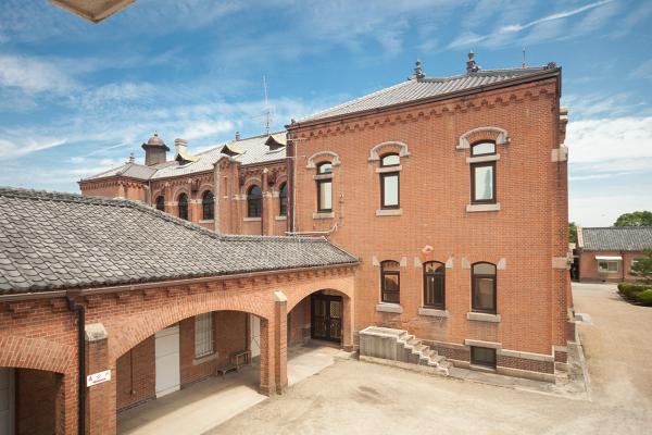 奈良監獄建於1908年，是明治時代建成的五大監獄之一，也是五間之中唯一仍保留當時原貌的監獄。監獄呈放射型，方便監控。又以紅磚為主體，建築頂部為羅馬式圓頂，充滿歐洲風格，突顯當時全盤接受西化的明治時代，