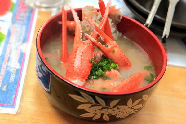 松葉蟹的鮮味整個融入湯中，可惜蟹肉可能因為是煮味增湯所以有點柴