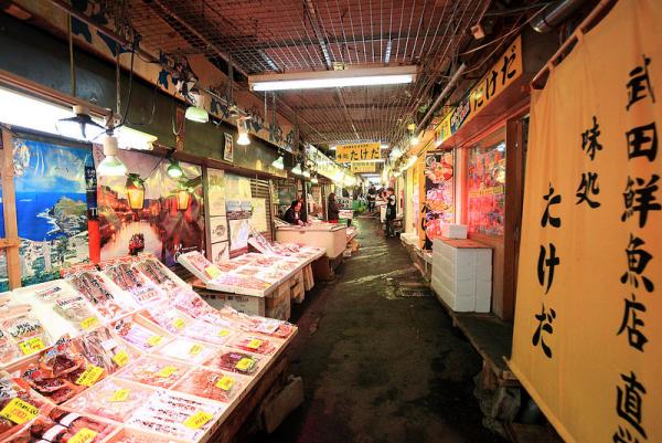 市場裡賣的都是一些新鮮的漁獲，偶而穿插幾攤賣真空包海鮮的攤子