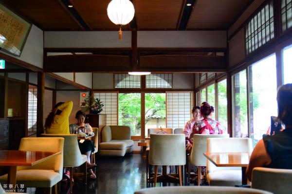 茶寮 八翠 × 鶴屋長生「和のアフタヌーンティー」  每套是4000日圓+8%，有鹹食和甜食，甜食都是京都知名的甜點喔
