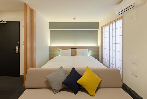 而酒店主打多人住宿，房間可以容納4-6人，房間是公寓式設計，像一個溫馨的家，最適合一家大細遊東京入住。