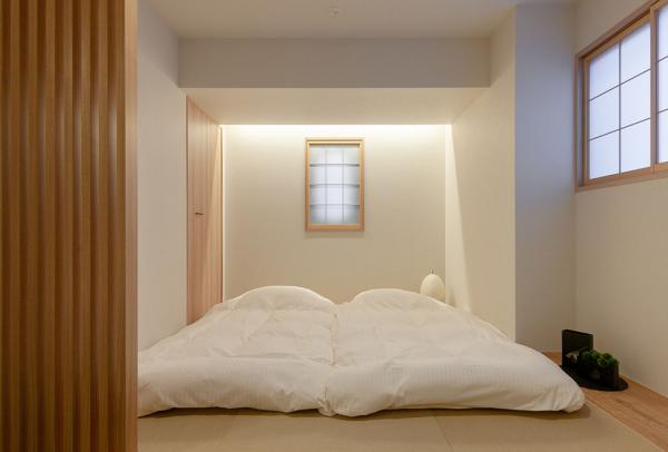 而酒店主打多人住宿，房間可以容納4-6人，房間是公寓式設計，像一個溫馨的家，最適合一家大細遊東京入住。