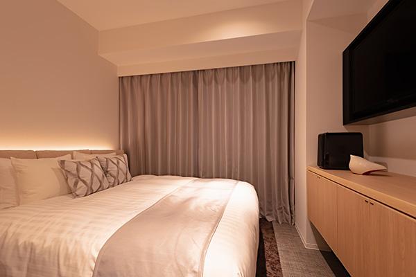 酒店房間走低調簡約路線，平實的裝潢風格令房間看起來更整潔舒適。而浴室牆身為灰色石紋，風格低調奢華，而且和洗手間是分離式的設計，照顧到住客的實際使用需要，設計貼心。