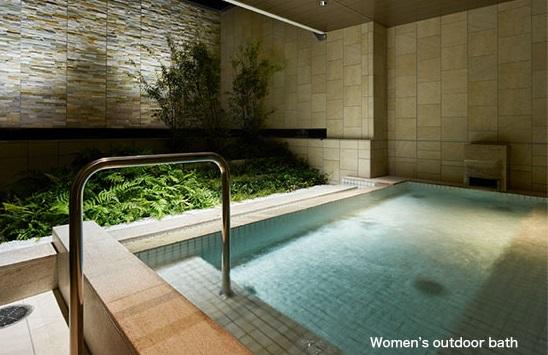酒店更設有頂樓浴場，可以一邊泡湯一邊欣賞東京市中心夜景，不過全開放式浴場僅限男住客使用。女住客則可享用設計注重隱私度的半開放性浴場！