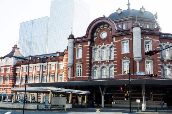 東京車站是東京的交通樞紐之一，連接多條新幹線，而且車站的地下街亦非常好逛，除了食肆雲集外，也是解決手信煩惱的好地方。JR東日本鐵道會館就為東京車站閘內商業設施グランスタ(GRANDSTA)的商店進行調