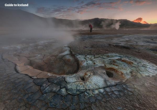 米湖位於冰島北部，是北部旅遊路線「鑽石圈」的主要景點。美國太空人岩士唐在登陸月球之前，也曾經在米湖地區的進行登月模擬訓練，這裡也被譽為「最像月球」的地方。  [