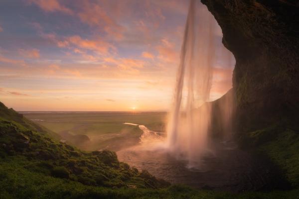  兩個瀑布都位於冰島南岸，可以說是冰島一年四季都可以輕鬆看到的最美景點之一。塞里雅蘭瀑布是少數可以繞到後面觀景的瀑布，轟轟的水聲加上透過瀑布凝望到的美景，肯定是在冰島旅遊絕對不能錯過的的景點。而斯克加