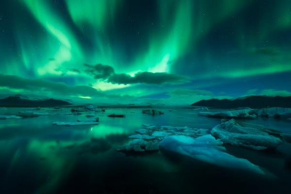 它是冰島南岸最耀眼的鑽石，有巨型浮冰飄在湖面上恍如世界上最平靜的景色，巨型浮冰堆滿湖面，隨著季節的轉變景色更是千變萬化。在陽光的照耀下，浮冰的冰藍更為顯眼；陰鬱的時候它又增添了一種憂鬱的感覺；在夕陽的