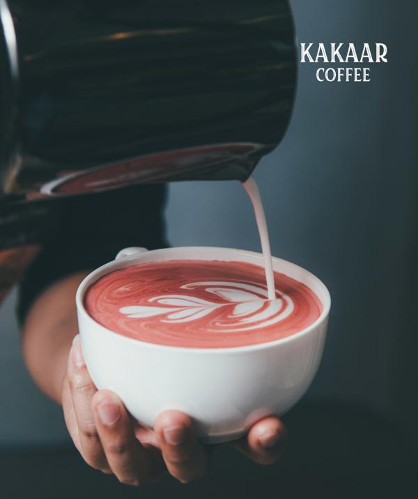 下午茶可以選擇去KAKAAR COFFEE，店內環境舒適，主打各款咖啡和蛋糕，價錢卻非常親民，而紅絲絨蛋糕和原味芝士蛋糕是店內最為深受歡迎的甜點