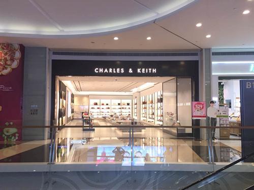 新加坡人氣品牌CHARLES&KEITH在KK MALL在有設店,品牌設計大氣、款式眾多而價值又非常貼地,因此深受一眾小資女的喜愛!CHARLES&KEITH未來在香港亦即將開設分店,在此之前,不妨去KK MALL逛個夠吧! 新加坡人氣品牌CHARLES&KEITH在KK MALL在有設店,品牌設計大氣、款式眾多而價值又非常貼地,因此深受一眾小資女的喜愛!CHARLES&KEITH未來在香港亦即將開設分店,在此之前,不妨去