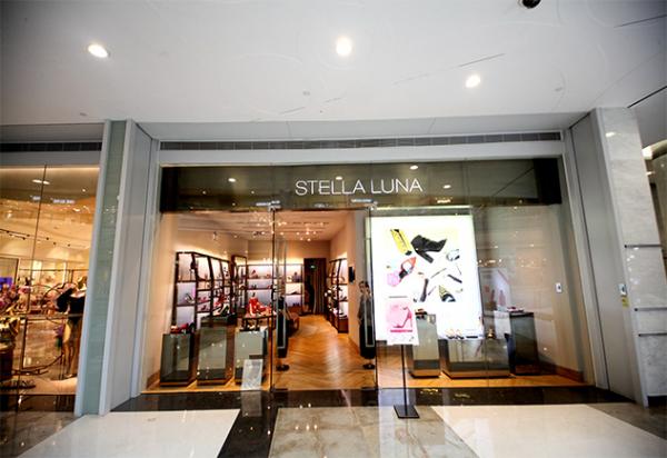 STELLA LUNA是人氣的鞋履品牌，於2006年在上海成立，品牌的設計則由歐洲團隊設計，在全球多地都設有分店。品牌以「名牌設計，親民價錢」俘虜了一眾女性顧客，然而STELLA LUNA目前仍未有進
