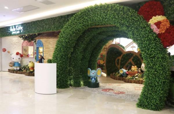 Hello Kitty Secret Path是上海Sanrio公司官方授權開設的Hello Kitty主題餐廳，目前在深圳只有2間分店，因為店內可愛的佈置和提供多款Hello Kitty創意菜式而吸