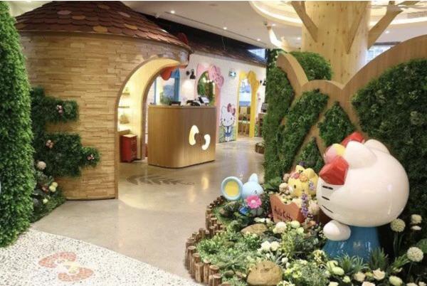 Hello Kitty Secret Path是上海Sanrio公司官方授權開設的Hello Kitty主題餐廳，目前在深圳只有2間分店，因為店內可愛的佈置和提供多款Hello Kitty創意菜式而吸