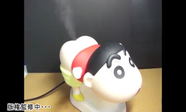 日本玩具公司SHINE推出了蠟筆小新屁股星人超聲波型加濕器（クレヨンしんちゃん 嵐を呼ぶケツだけ星人加湿器），利用超聲波震盪將水霧化，以達致加濕效果。水霧會從小新的屁股中噴出，看起來像放屁一樣。而且更