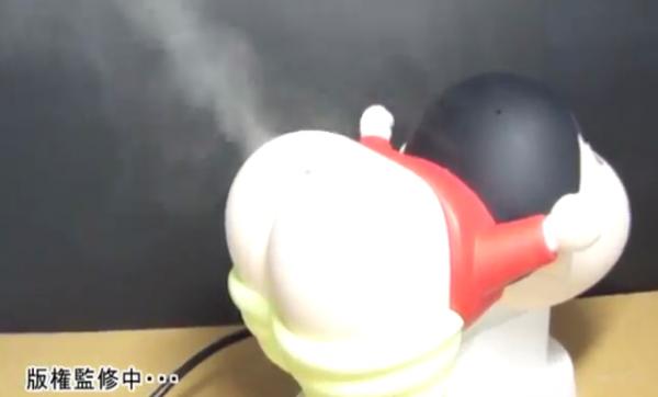 日本玩具公司SHINE推出了蠟筆小新屁股星人超聲波型加濕器（クレヨンしんちゃん 嵐を呼ぶケツだけ星人加湿器），利用超聲波震盪將水霧化，以達致加濕效果。水霧會從小新的屁股中噴出，看起來像放屁一樣。而且更