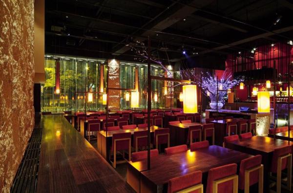 DOZO創作和食居酒屋位於台北的購物熱點大安區之中，是一間主打日式創作料理和各款調酒的居酒屋。