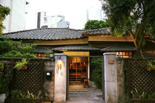 野草居食屋是獨棟設計的日食餐廳，建築充滿日式傳統住宅的特色，有置身日本居酒屋的感覺。