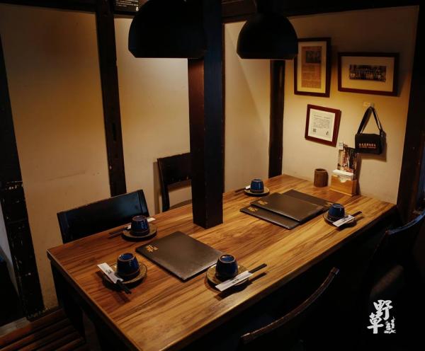 野草居食屋是獨棟設計的日食餐廳，建築充滿日式傳統住宅的特色，有置身日本居酒屋的感覺。