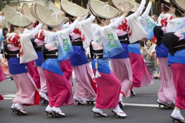阿波舞 德島縣各地在盂蘭盆節時會舉行盂蘭盆會，後來統稱爲阿波舞。阿波舞除了是德島代表文化外，更是全國知名，每年8月會有超過10萬人的舞蹈隊伍穿行在街道上跳舞，約有130多萬人在市中心的街道或內設於公園