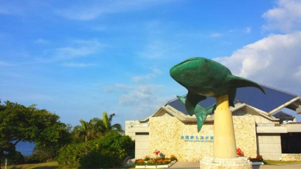 第2位：沖繩縣 沖繩美麗海水族館 3,780,000人 是沖繩的著名景點，館內設有一個水量達7,500公噸、世界第二大的水槽「黑潮之海」，館內飼養著世上最大的鯨鯊以及世上首次成功人工繁殖的鬼蝠魟。