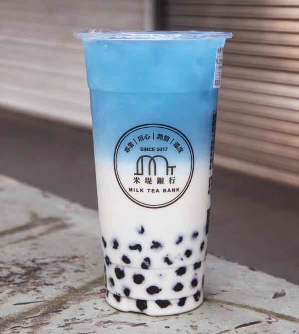 店內的另一茶飲「現金特調」是店內的顏值擔當，蝶豆花和牛奶形成了漸層藍色，非常唯美。