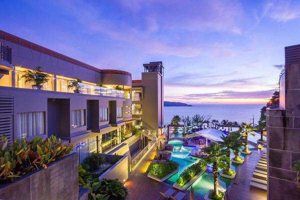 Kalima Resort&Spa Phuket於2012年開幕，位於巴東和卡馬拉海灘附近，距離市中心並不遠，車程約10分鐘，出入都好方便！