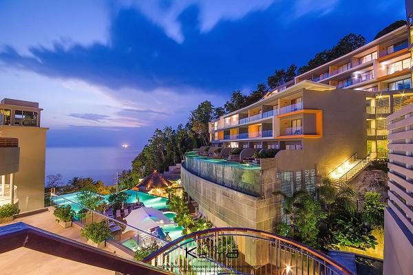 Kalima Resort&Spa Phuket於2012年開幕，位於巴東和卡馬拉海灘附近，距離市中心並不遠，車程約10分鐘，出入都好方便！