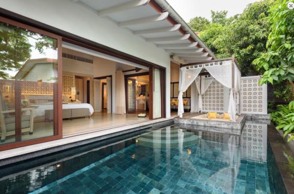酒店只提供Villa房型，分為望園景的和海景兩種選擇，每間房都是一間自帶私人泳池的獨立式大屋，自成一角私隱度極高。