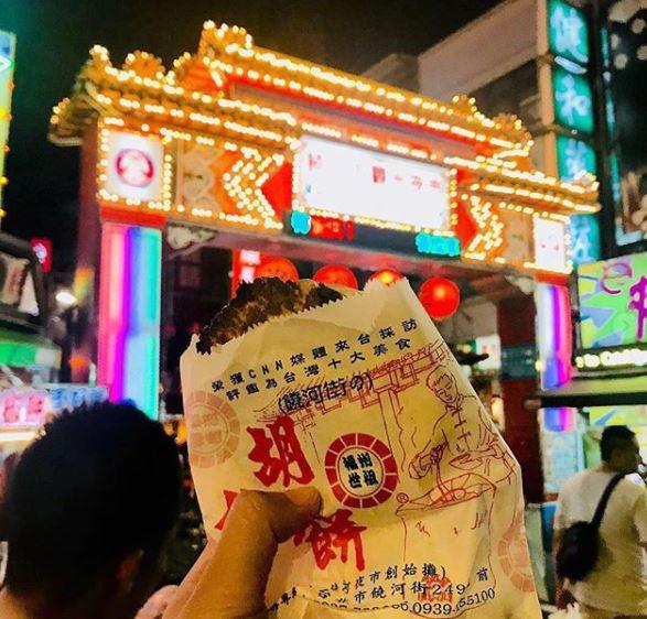 福州世祖胡椒餅在台北人氣夜市之一饒河街夜市起業，正正位於夜市大街門前，不月論何時都總是有長長的人龍圍繞著攤檔，可見胡椒餅非常受歡迎！