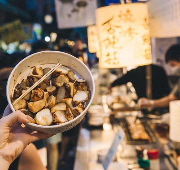 燒烤杏鮑菇是近年新掘起的夜市排隊美食，在台灣不少夜市都可以看見它的蹤影。