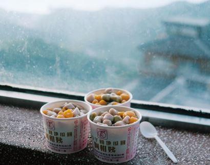 店內主打芋圓冰品，是九份芋圓的始祖！而且冰品配料多多，價錢亦不貴，一碗約是港幣至15元左右，更有內用區及觀景台可以邊食香軟芋圓邊看九份美景，超級寫意！