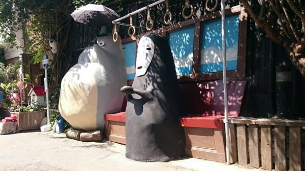 後牆上掛有可愛的煤炭屎鬼，絕對是宮崎駿電影FANS們遊台中不可錯過的景點！