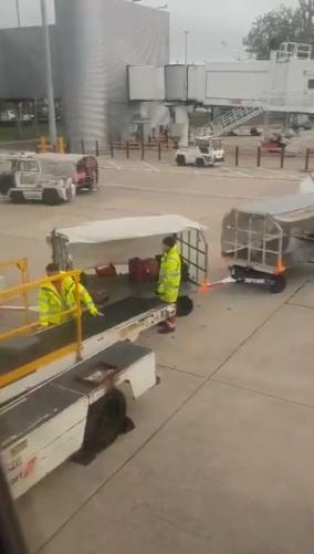 英國機場地勤粗暴狂摔行李　 乘客拍片直擊：多謝你掉爛我個新喼！
